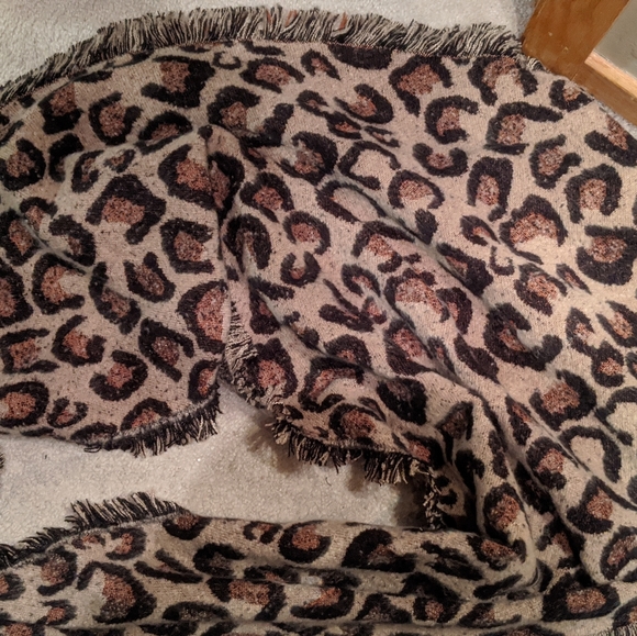 Soft Cheetah Scarf - Picture 5 of 5